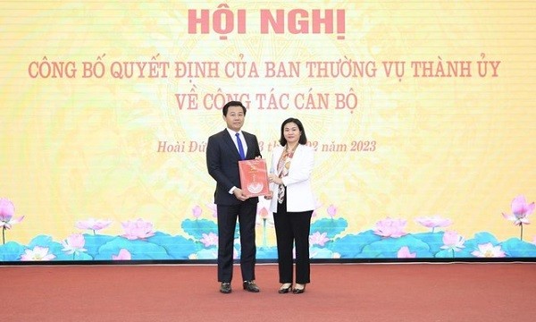 Phó Bí thư Thường trực Thành ủy Hà Nội Nguyễn Thị Tuyến trao quyết định cho ông Nguyễn Xuân Đại