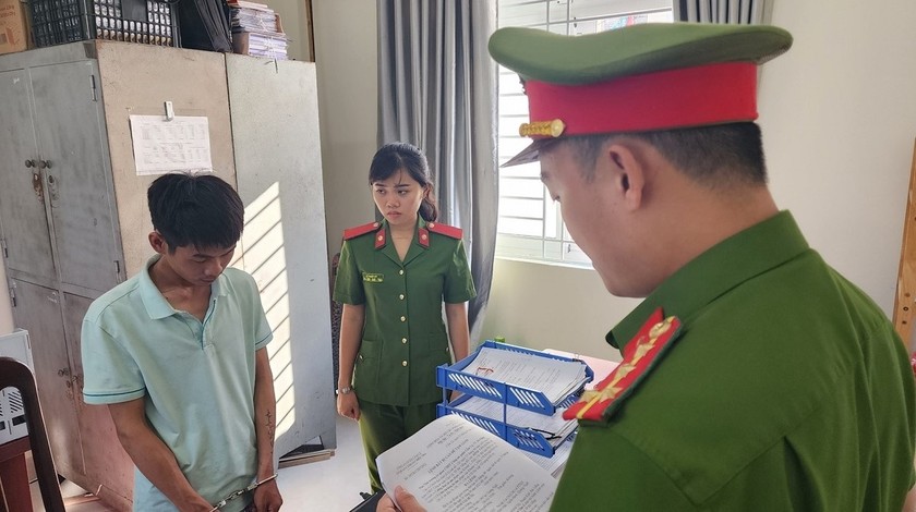 Cơ quan CSĐT tống đạt các quyết định đối với Đinh Văn Hưng.