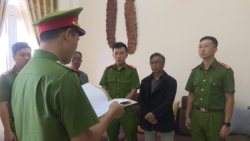 Công an Lâm Đồng đọc lệnh bắt giam bị can Nguyễn Hồng Đức (Ảnh: Công an tỉnh Lâm Đồng).
