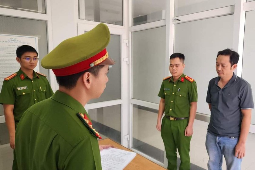 Cơ quan Cảnh sát điều tra Công an thành phố Đà Nẵng tống đạt các quyết định đối với bị can Lâm Học. (Ảnh: Công an TP Đà Nẵng).
