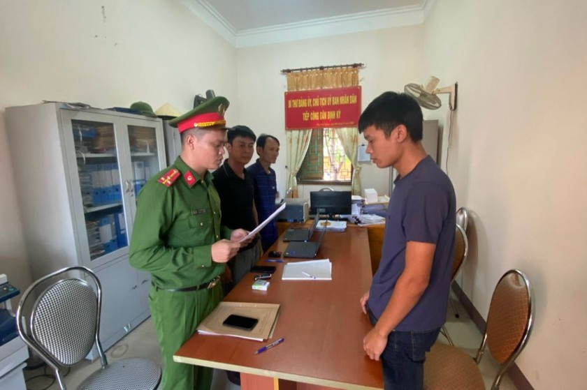 Cơ quan điều tra tống đạt quyết định khởi tố đối tượng Phạm Văn Thắng.