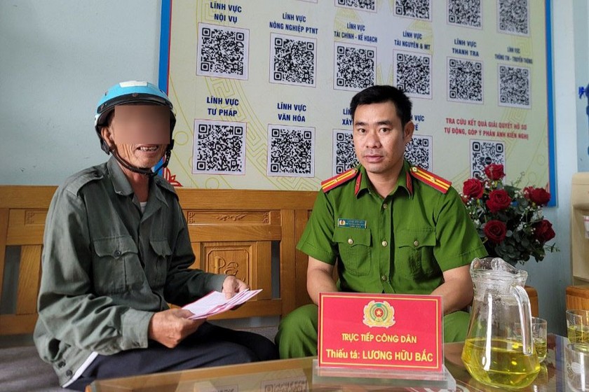 Thiếu tá Lương Hữu Bắc giải thích, tuyên truyền cho ông Q về thủ đoạn Lừa đảo CĐTS của các đối tượng xấu.