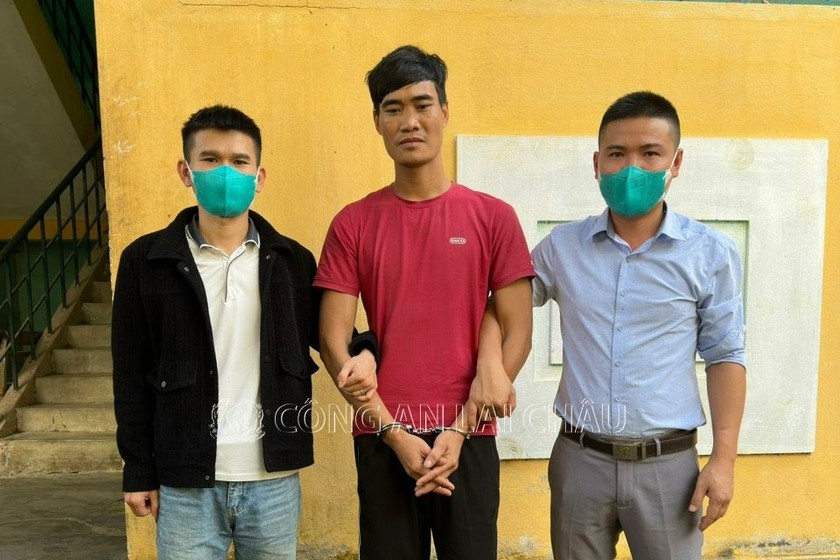 Đối tượng Lò Văn Tý bị bắt khi đang ẩn náu tại nhà cô bồ H.T.C tại Phước Thành, Phước Sơn, Quảng Nam.