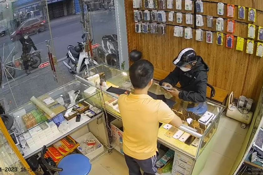 Hình ảnh được trích xuất từ camera an ninh tại quầy bán điện thoại trên địa bàn thị trấn Gia Lộc, huyện Gia Lộc.