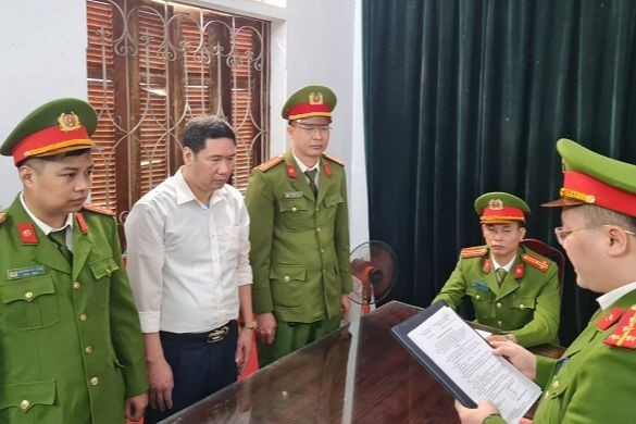Cơ quan Cảnh sát điều tra công bố quyết định bắt tạm giam đối với Cao Mạnh Thắng (người áo trắng)