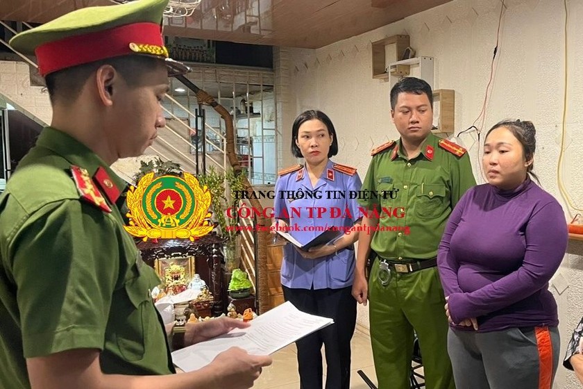 Cơ quan Cảnh sát điều tra tống đạt các quyết định đối với Bùi Thị Thu Nguyệt. Ảnh: CACC