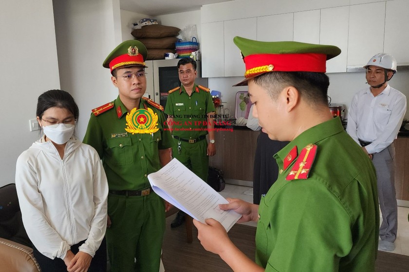 Phòng Cảnh sát kinh tế Công an thành phố Đà Nẵng tống đạt các quyết định đối với Đỗ Thị Hà Xuyên. Ảnh: Công an Đà Nẵng