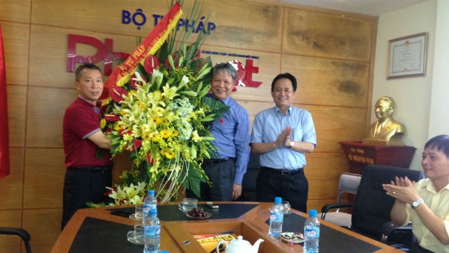 Bộ trưởng Bộ Tư pháp Hà Hùng Cường chúc mừng Báo Pháp luật Việt Nam