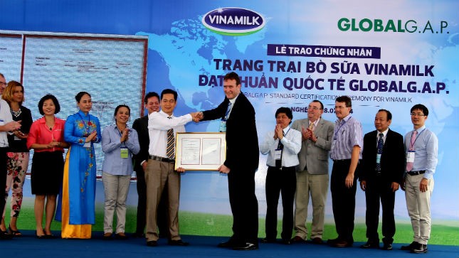 Đại diện Tổ chức Chứng nhận Global G.A.P. ConTrolUnion (Hà Lan) trao giấy chứng nhận đạt chuẩn quốc tế Thực Hành Nông Nghiệp Tốt Toàn cầu (Global G.A.P.) cho trang trại của Vinamilk tại huyện Nghĩa Đàn (Nghệ An).