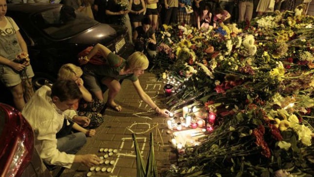 Đặt hoa tưởng niệm các nạn nhân trước cửa Đại sứ quán Hà Lan ở Kiev (Nguồn: AP)