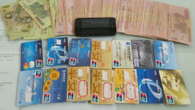 Số thẻ giả của tội phạm dùng để rút tiền của các ngân hàng
