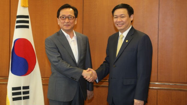 Ông Yoon Sang Jik - Bộ trưởng Bộ Thương mại, công nghiệp và năng lượng Hàn Quốc (trái) và Trưởng Ban Kinh tế Trung ương Vương Đình Huệ