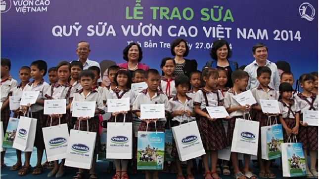 Đại diện Quỹ sữa Vươn Cao Việt Nam trao tặng sữa trực tiếp cho trẻ em nghèo huyện Ba Tri, Bến Tre