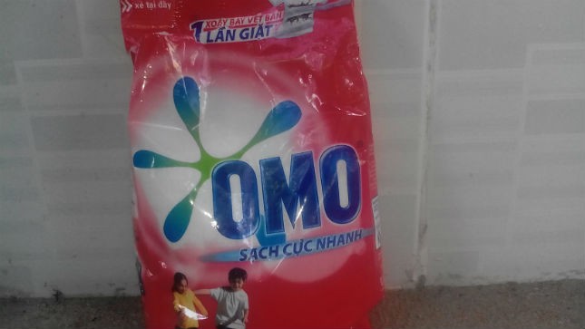 Mẫu sản phẩm bột giặt ghi nhãn hiệu OMO mà chị Thanh sử dụng và nghi là hàng nhái