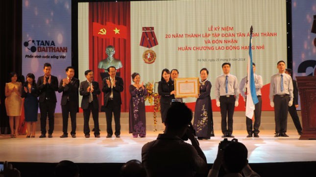 Phó chủ tịch nước Nguyễn Thị Doan đã trao tặng Tập đoàn Tân Á Đại Thành phần thưởng cao quý – Huân chương Lao động Hạng Nhì.