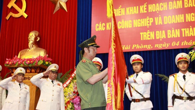 Thượng tướng Đặng Văn Hiếu, Ủy viên TW Đảng, Thứ trưởng thường trực BCA gắn Huân chương Quân công hạng 3 lên lá cờ truyền thống của CA TP Hải Phòng
