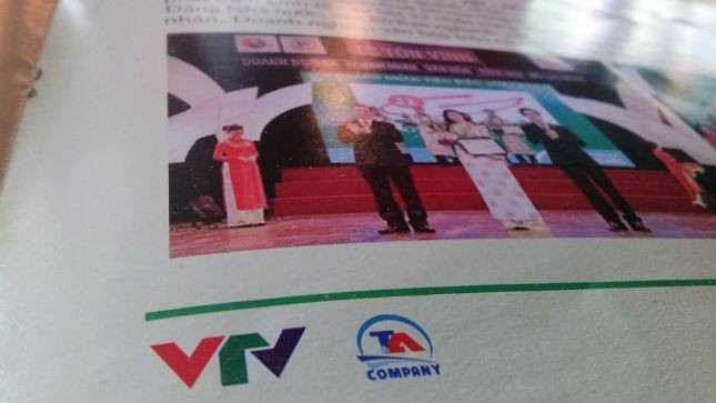 Logo của VTV cùng với logo của Trung tâm văn hoá doanh nhân khiến người xem dễ gây hiểu lầm VTV như một đơn vị đồng tổ chức