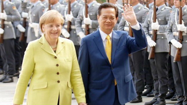 Thủ tướng Nguyễn Tấn Dũng và Thủ tướng Cộng hòa Liên bang Đức Angela Merkel tại Lễ đón. (Ảnh: Đức Tám/TTXVN)
