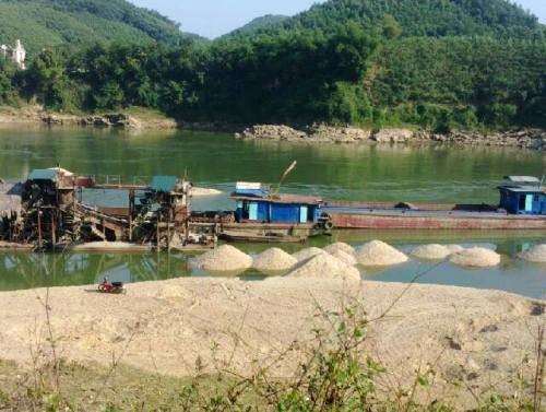 Hình ảnh các phương tiện phục vụ cho việc khai thác cát sỏi của công ty nằm ngay sát bờ sông Lô chiều ngày 17/12 gần hiện trường anh Trần Văn Báu bị còng tay chiều ngày 4/11.