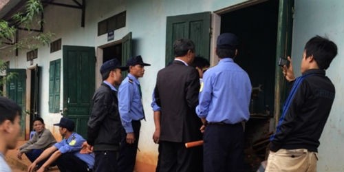 Những bảo vệ (mặc áo đen) được cho là của Cty Tây Đô đến phá nhà ở của công nhân Cty Thanh Hoàng.