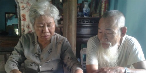 Vợ chồng ông Đước phản ánh việc thu tiền của cán bộ TAND huyện Vĩnh Lộc với phóng viên.