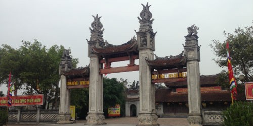 -	Cổng vào đền thờ các Vua Trần