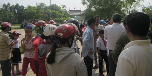Hàng trăm phụ huynh tập trung phản đối việc chuyển Trường Tiểu học Nam Phổ Hạ.
