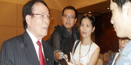 Ông Lê Thế Bảo, Chủ tịch Hiệp hội Chống hàng giả và Bảo vệ Thương hiệu Việt Nam, trả lời phỏng vấn báo chí.