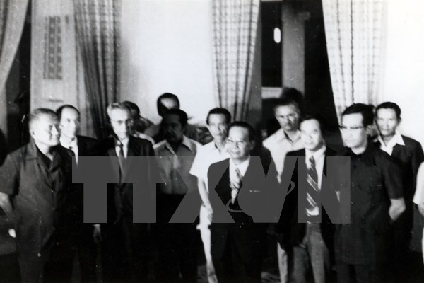 Tổng thống Dương Văn Minh và nội các chính quyền Sài Gòn đầu hàng quân giải phóng ngày 30/4/1975. (Ảnh tư liệu: TTXVN)