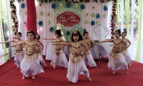 Hình ảnh các em học sinh Trường Vietkids nhảy múa tại một đám cưới .