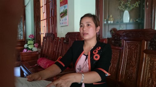 Chị Nguyễn Thị Hằng bức xúc trình bày vụ việc. 