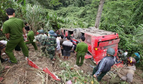 Thông tin ban đầu cho biết, trên xe chở 42 hành khách do tài xế Lê Quang Huấn (39 tuổi, ngụ tại TP Buôn Ma Thuột, tỉnh Đăk Lăk) cầm lái.