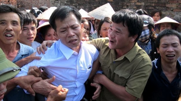 Ông Nguyễn Thanh Chấn xúc động trong vòng tay người thân, xóm giềng ngày mới được trả tự do.