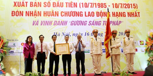 Ban Biên tập Báo Pháp luật Việt Nam, đại diện cán bộ, phóng viên, nhân viên Báo Pháp luật Việt Nam, đón nhận Huân chương Lao động hạng Nhất do Chủ tịch nước trao tặng.