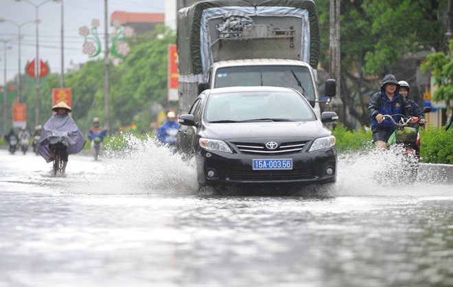 Sáng 21/9, mưa lớn đã làm nhiều đường phố tại Hải Phòng bị ngập. Ảnh: Tùng Lê.