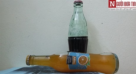 Chai nước cam MM Teppy của Coca Cola có dị vật bên trong và chai Coca Cola còn 1/2 lượng nước. Ảnh H.H