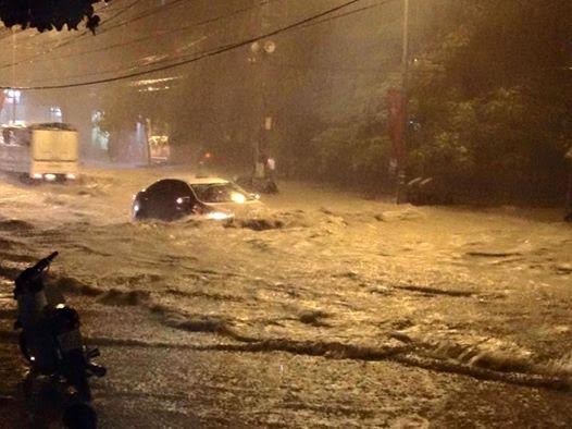 Hà Nội ngập sâu sau trận mưa lớn dồn dập tối qua