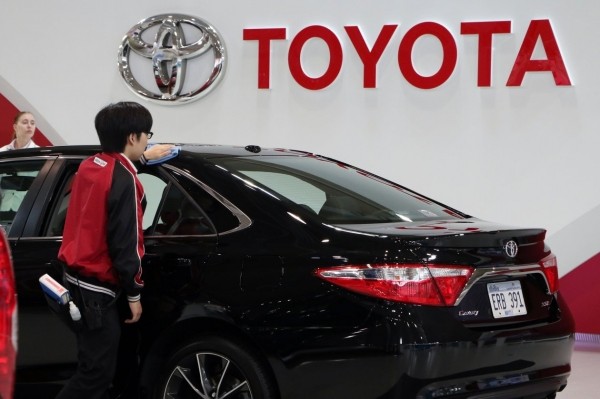 Một nhân viên của Toyota đang làm sạch sản phẩm trong buổi giới thiệu sản phẩm vào 8/5. Ảnh: Getty.