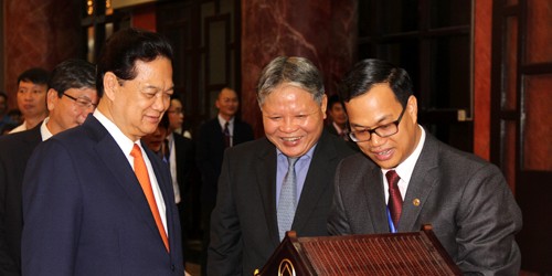 Bộ trưởng Hà Hùng Cường giới thiệu với Thủ tướng Nguyễn Tấn Dũng những tác phẩm đoạt giải trong cuộc thi tìm hiểu Hiến pháp nước CHXHCN Việt Nam tại khu vực hội trường lớn. 