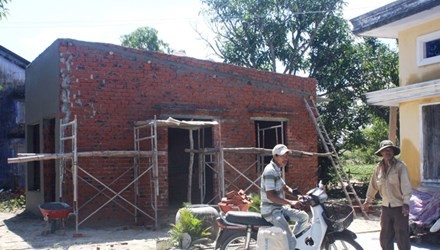 Một ngôi nhà đang được xây lên trong vùng dự án sắp giải tỏa. Ảnh: Nguyễn Thành Nhà