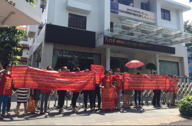 Những người mua căn hộ tại dự án PetroVietnam Landmark tụ tập đòi giải quyết quyền lợi Ảnh: Hải Yến