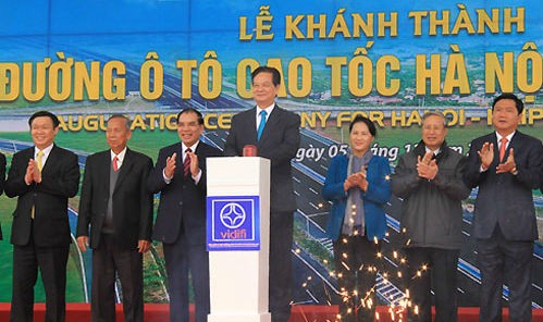 Thủ tướng Nguyễn Tấn Dũng tại lễ thông xe.