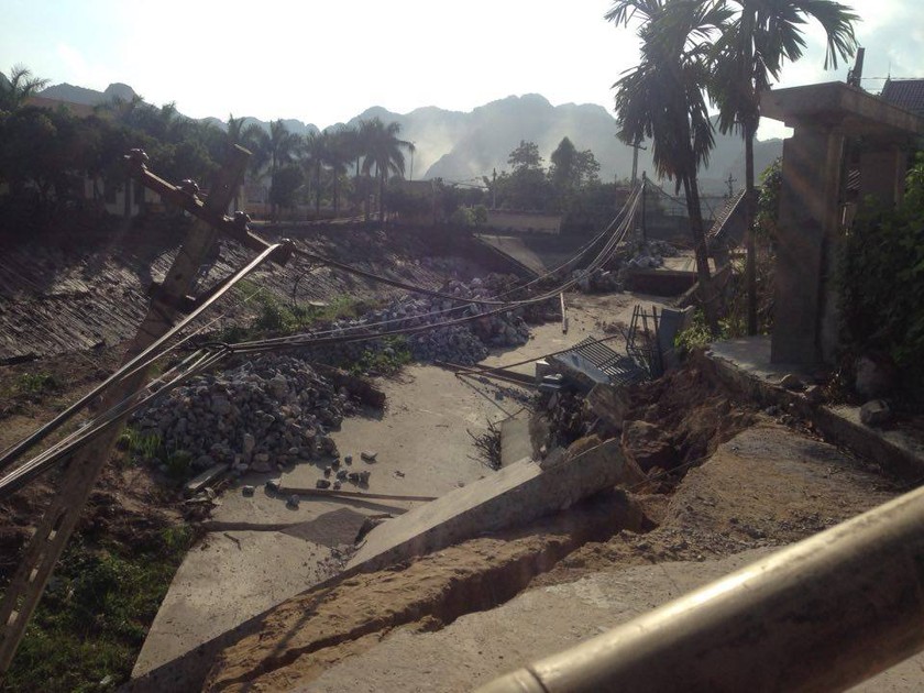 Hơn 30m đường và cổng nhà dân bị sụp đổ hoàn toàn.