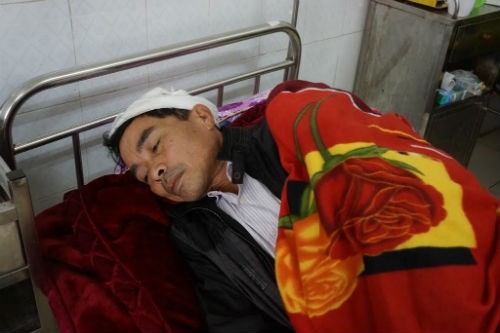 Ông Nguyễn Đồng Mạnh trong tình trạng mê man tại Bệnh viện Đa khoa tỉnh Thanh Hóa.