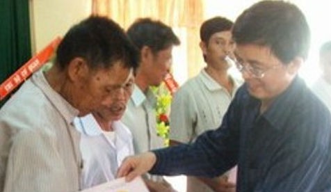 Lãnh đạo UBND tỉnh Bình Định trao giấy chứng nhận thuộc Dự án VLAP cho người dân huyện Tuy Phước.