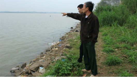 Ông Trần Xuân Toát chỉ khu vực các công ty hoạt động khai thác cát.