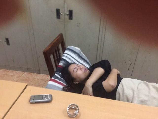 Bà Hoàng Thanh Bình tại trụ sở công an phường Trung Hòa, bị đau ê ẩm người do bị xô xát, lôi kéo (ảnh do nhân vật cung cấp)
