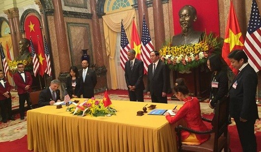 Lễ ký thỏa thuận mua bán giữa Tổng giám đốc kiêm CEO Vietjet Nguyễn Thị Phương Thảo và Tổng giám đốc kiêm CEO BoeingRay Conner diễn ra tại Phủ Chủ tịch.