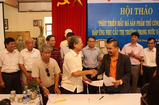 Ông Tôn Gia Hóa- Phó Chủ tịch HH Làng nghề Việt Nam (áo trắng)
và Ông Nguyễn Hữu Tiến – Đại diện Công ty Thiên rồng việt.