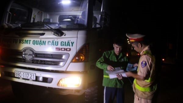 Tổ công tác của Đội CSGT - TT Công an huyện Sóc Sơn đang xử lý chuyên đề xe vận chuyển rác làm rò rỉ, chảy nước ra đường nhiều gây ô nhiễm môi trường tại đường tỉnh 35 thuộc thôn Hoa Sơn (xã Nam Sơn, huyện Sóc Sơn, TP Hà Nội).